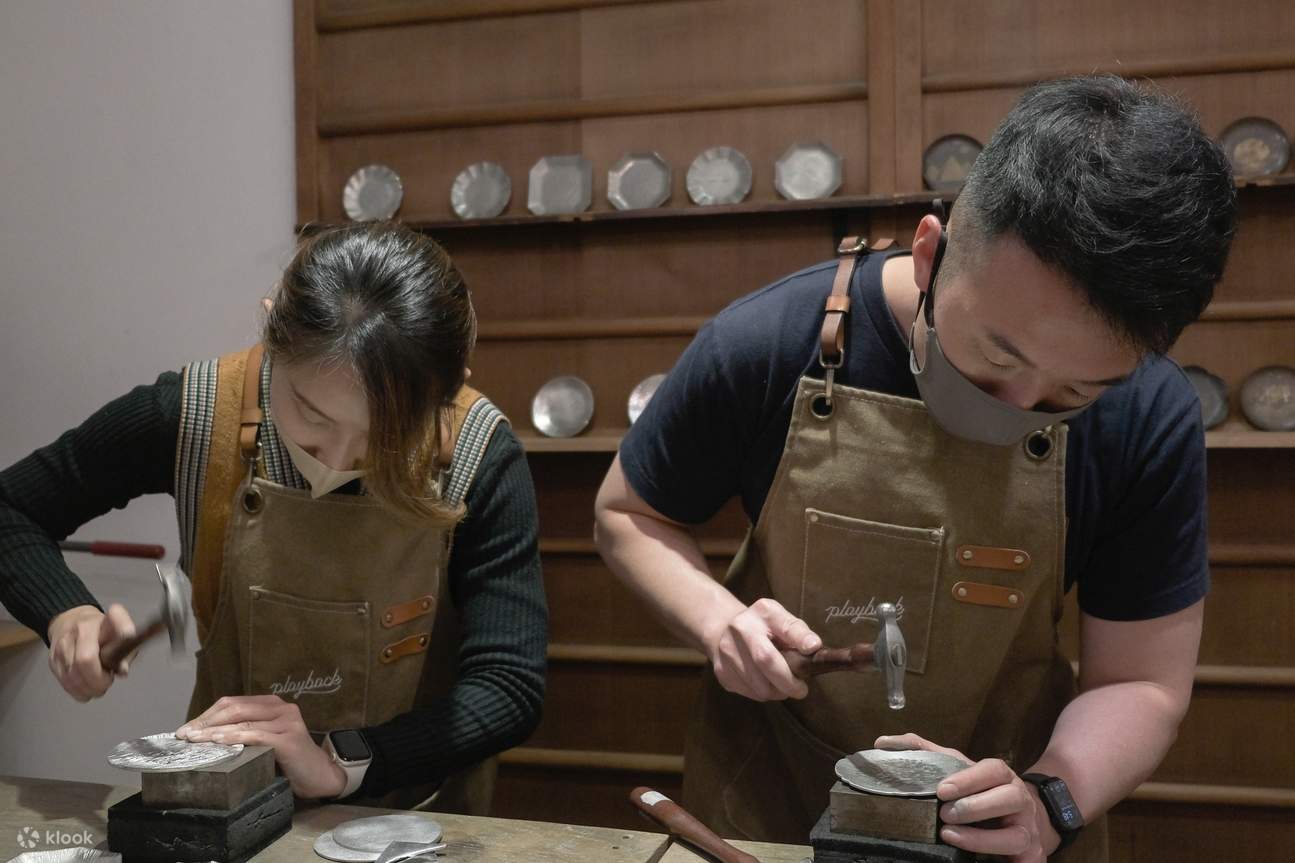 Taller de fundición de platos pequeños con fases lunares.